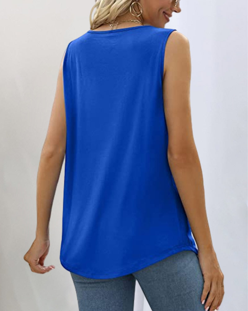 Sleek tank top with trendy square neckline |
