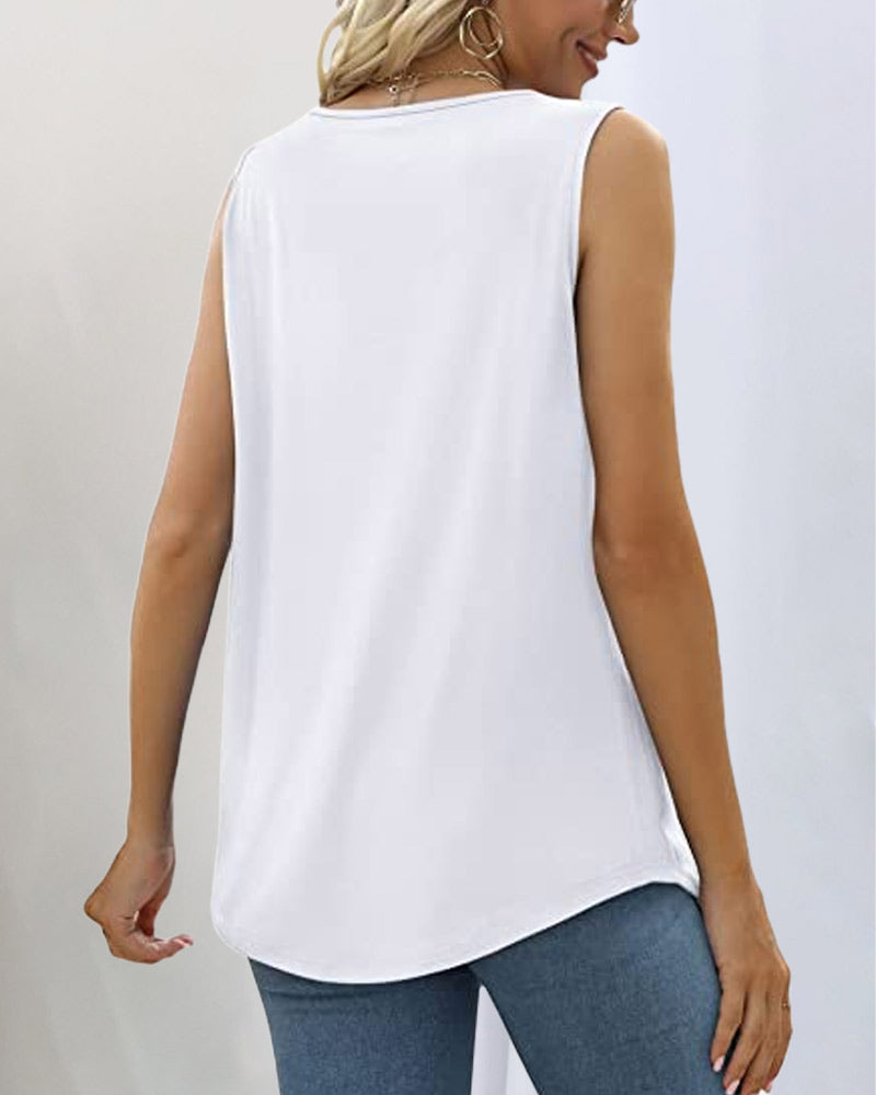 Sleek tank top with trendy square neckline |