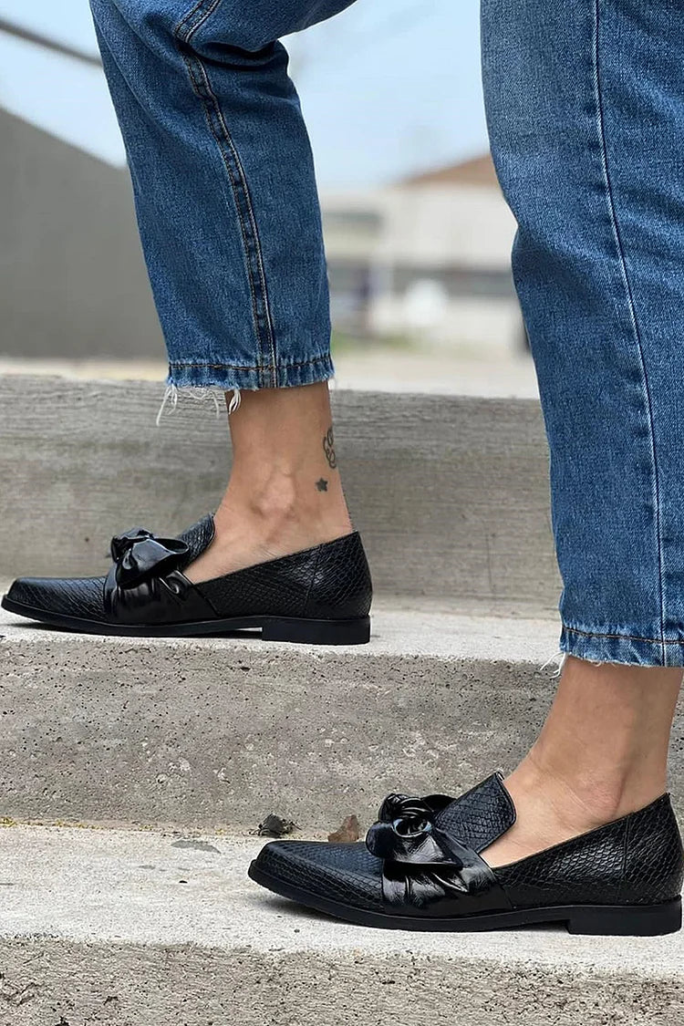 BLACK LOAFER WITH SHINY BOW |