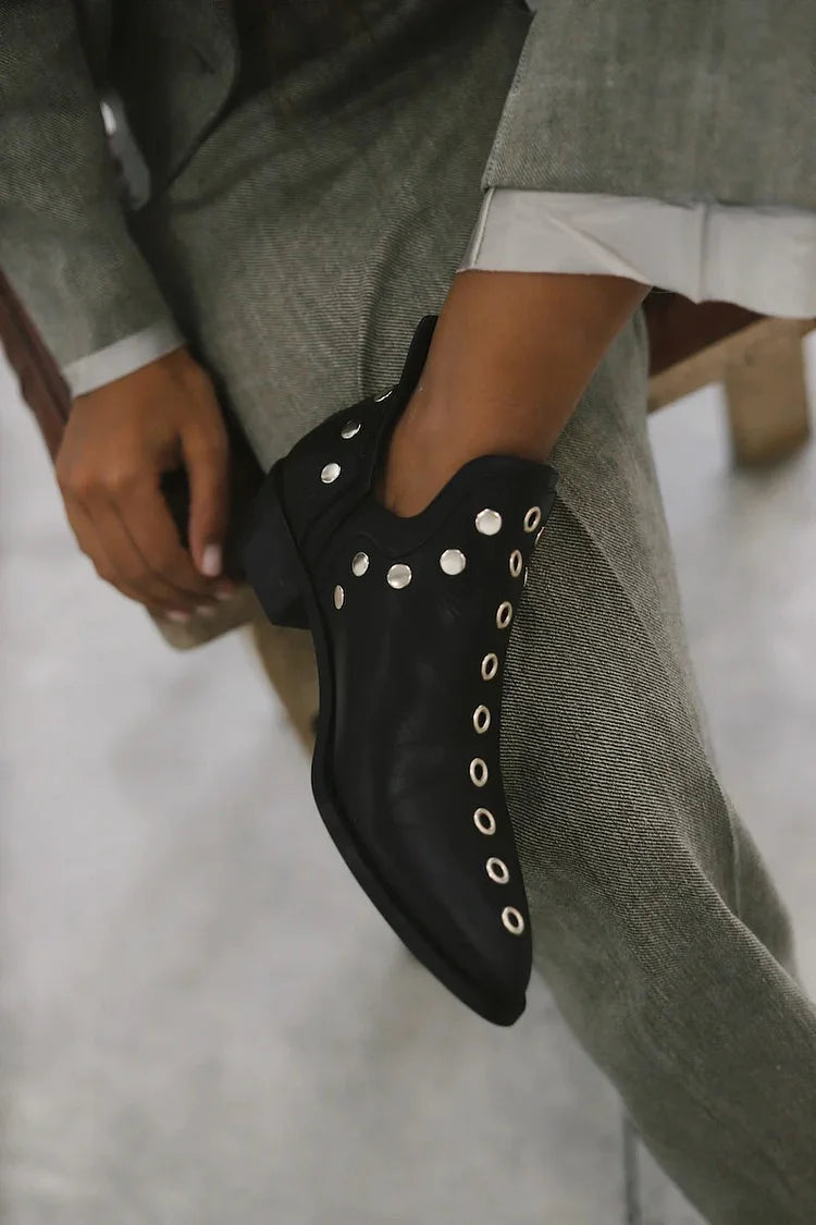 POINTED STUDDED ANKLE BOOT |